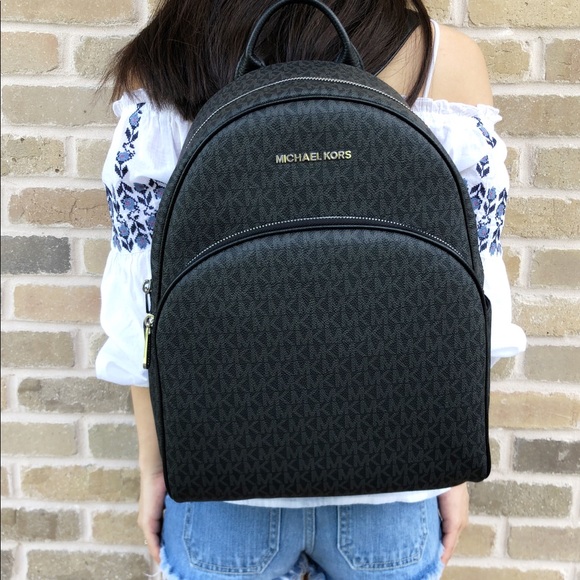 👜💕- Michael Kors Large Backpack ‼️SALE‼️‼️ - Picture 3 of 7